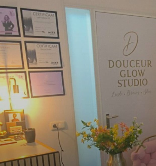 Certificaten aan de wand van Douceur Glow Studio in Aalten
