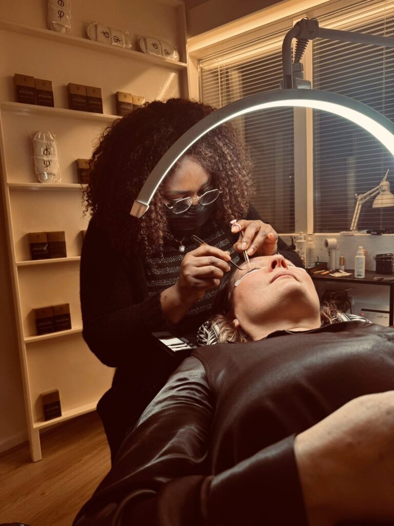 Douceur aan het werk tijdens een wimperbehandeling in Aalten