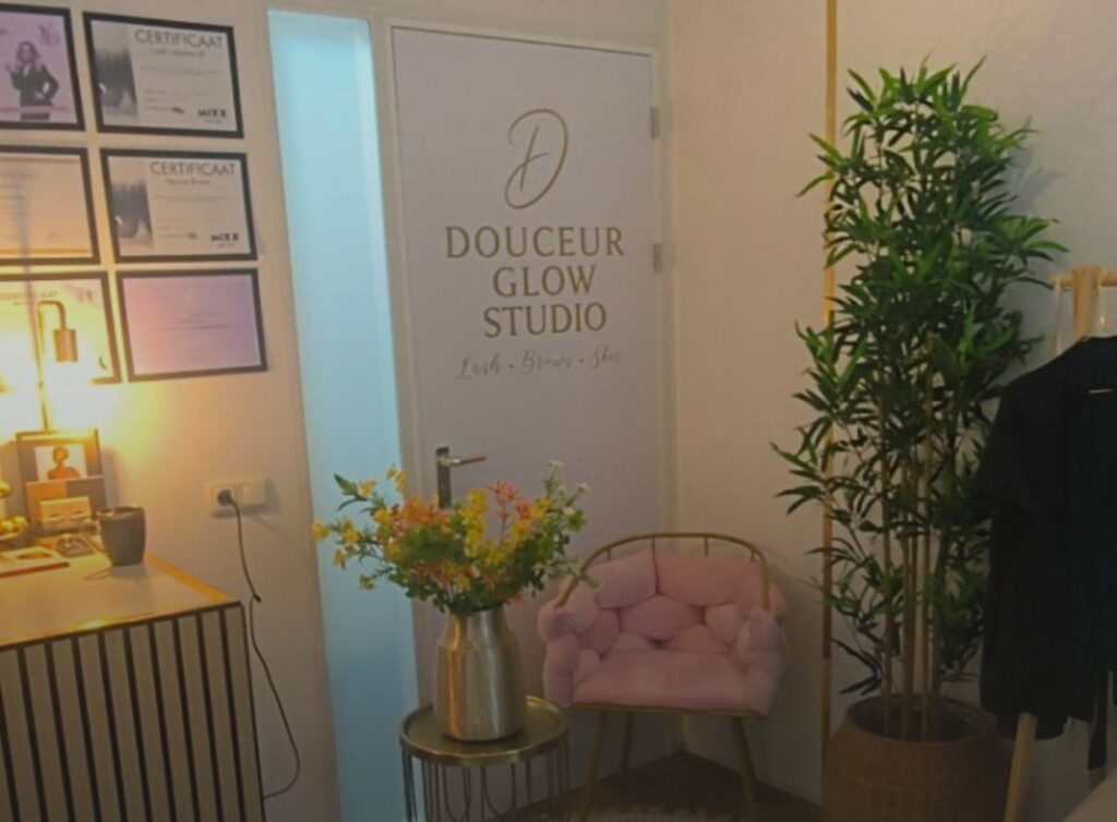 Interieur van Douceur Glow Studio in Aalten met de deur met het gouden D-logo
