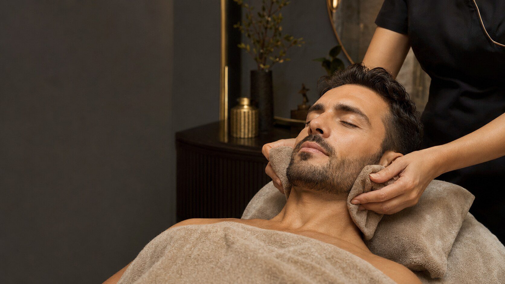 Man krijgt een Gentlemen Glow gezichtsbehandeling bij Douceur Glow Studio in Aalten