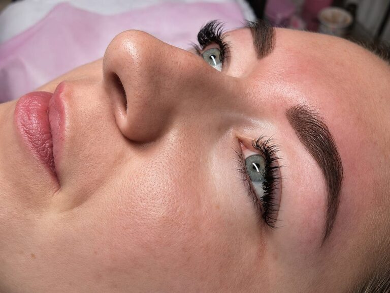 Resultaat wenkbrauwen en wimpers bij Douceur Glow Studio Aalten